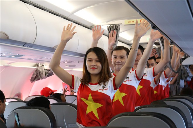 Chuyến bay đặc biệt ở độ cao 10.000 mét, đỏ rực màu cờ sắc áo của hành trình “Tôi yêu tổ quốc tôi” - Ảnh 3.