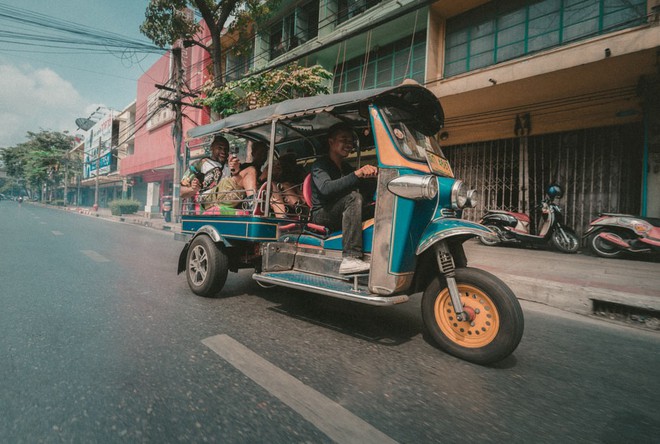 Chuyện Bangkok giờ mới kể: team Trấn Thành đi tuk tuk mà “ngựa ngựa” đòi đua xe, cái kết khiến ai cũng tởn tới già - Ảnh 3.