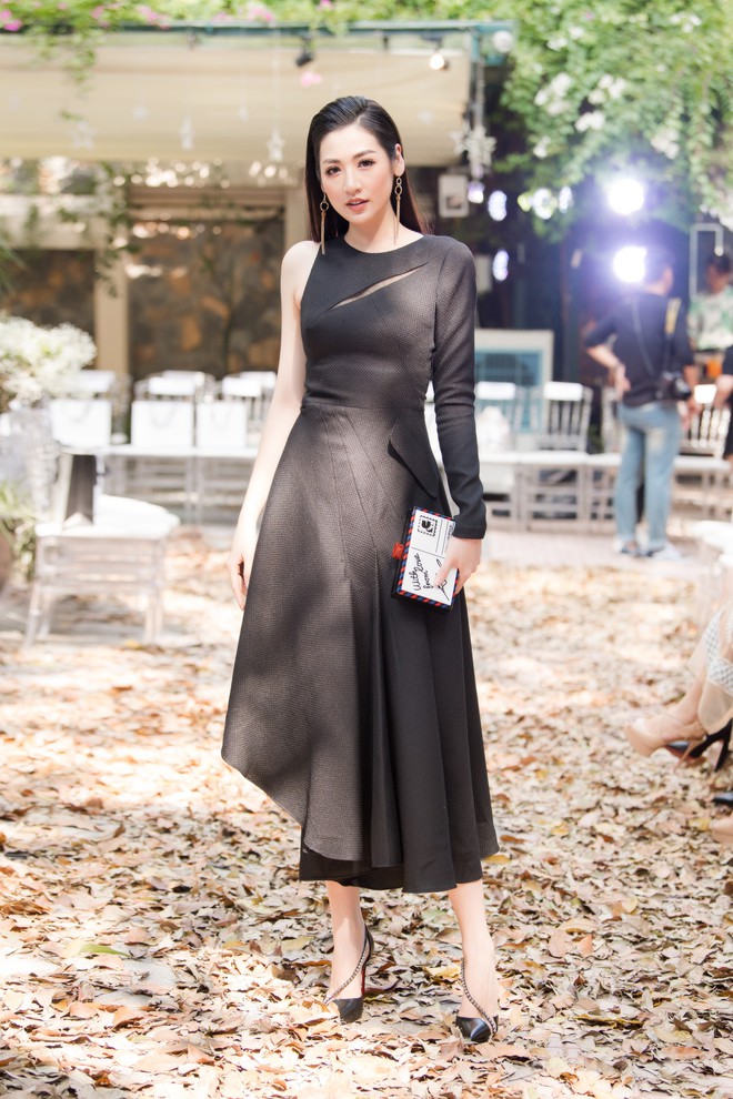 Lo bị nuốt chửng 3 v&ograve;ng, Mai Phương Thu&yacute; vận dụng triệt để chi&ecirc;u pose h&igrave;nh khi dự show quy tụ to&agrave;n Hoa hậu, &Aacute; hậu - Ảnh 3.