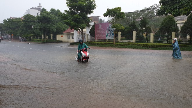 Mưa lớn kéo dài, hơn 100 nhà dân ở Bảo Lộc ngập sâu trong nước - Ảnh 1.