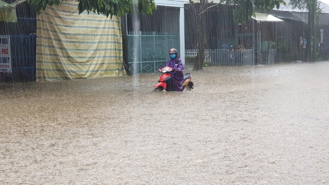 Mưa lớn kéo dài, hơn 100 nhà dân ở Bảo Lộc ngập sâu trong nước - Ảnh 4.