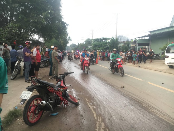 Bình Dương: 3 thanh niên thương vong sau tai nạn liên hoàn, hàng trăm người dân hiếu kỳ đứng xem khiến giao thông hỗn loạn  - Ảnh 3.