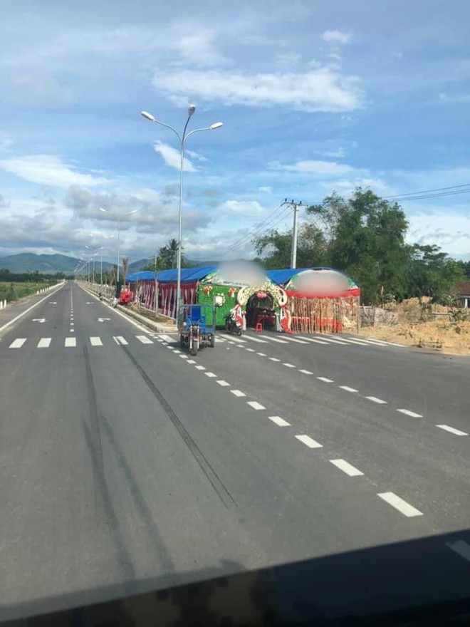 Xôn xao hình ảnh rạp cưới dựng chiếm nguyên 1 làn đường, dân mạng ngán ngẩm: Chắc đường tự nhà bỏ tiền ra xây - Ảnh 1.