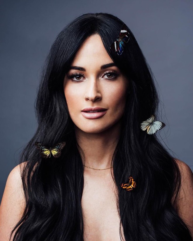 Kacey Musgraves - nữ ca sĩ mặc áo dài quên mặc quần: siêu sao nhạc Country mới nổi dự định soán ngôi Taylor Swift, kèn vàng Grammy cầm đầy tay - Ảnh 1.