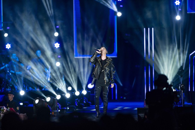Trong đ&ecirc;m liveshow kỉ niệm, Khắc Việt tiết lộ người đ&agrave;n &ocirc;ng đặc biệt đứng sau những th&agrave;nh c&ocirc;ng của m&igrave;nh - Ảnh 4.