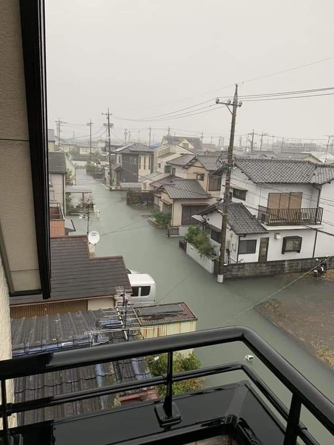 Cộng đồng mạng sửng sốt v&#236; h&#236;nh ảnh Nhật Bản ngập trong nước lũ vẫn sạch bong, kh&#244;ng một cọng r&#225;c - Ảnh 2.