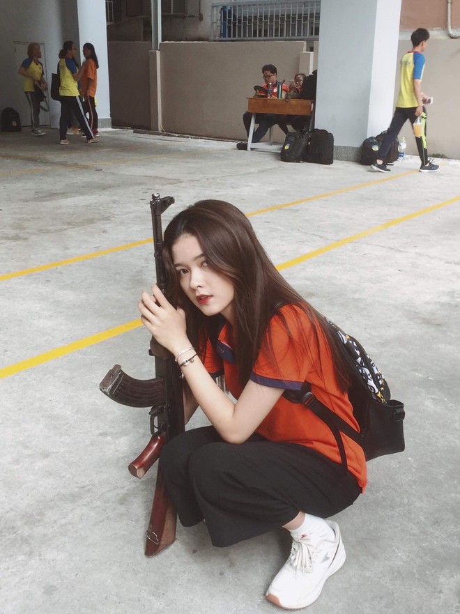 Nữ sinh HUTECH s&aacute;ng nhất m&ugrave;a quốc ph&ograve;ng năm nay, nh&igrave;n tho&aacute;ng qua c&ograve;n tưởng l&agrave; chị em song sinh với &ldquo;nữ thần lai&rdquo; Nancy - Ảnh 1.