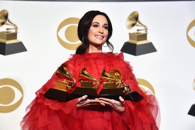 Kacey Musgraves - nữ ca sĩ mặc áo dài quên mặc quần: siêu sao nhạc Country mới nổi dự định soán ngôi Taylor Swift, kèn vàng Grammy cầm đầy tay - Ảnh 7.