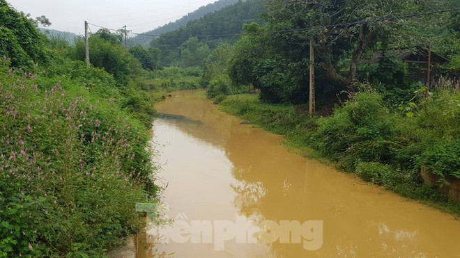 Vạn dân Hà Nội khốn khổ vì nước có mùi lạ: Chất bẩn từ đầu nguồn nước sông Đà? - Ảnh 3.