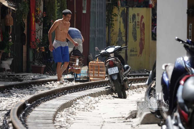 Chủ quán cà phê đường tàu muốn tự làm barie bảo vệ khách trong nhà - Ảnh 5.