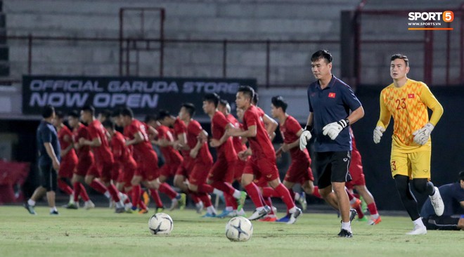 Văn Lâm bay người cực đẹp, lộ ánh mắt và động tác vờn bóng như đang chơi với cún cưng - Ảnh 4.