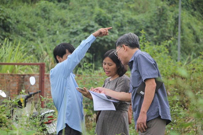 Cơ quan chức năng tiến hành kiểm tra, lấy mẫu nước tại đầu nguồn Nhà máy nước sông Đà - Ảnh 4.