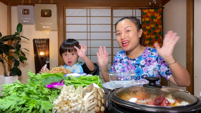 Nữ Youtuber người Việt ở Nhật khiến dân tình chú ý vì clip... chén cả nồi lẩu Thái khổng lồ trong siêu bão Hagibis: Trời đánh tránh bữa ăn chính là đây! - Ảnh 6.