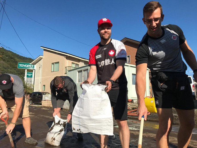 Ấm lòng khoảnh khắc đội tuyển Canada không ngại khó khăn, làm hết sức mình để giúp Nhật Bản khắc phục hậu quả của siêu bão Hagibis - Ảnh 1.