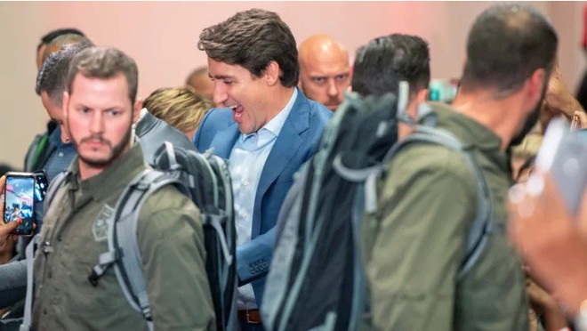 Thủ tướng Canada mặc áo chống đạn đi vận động tranh cử - Ảnh 1.
