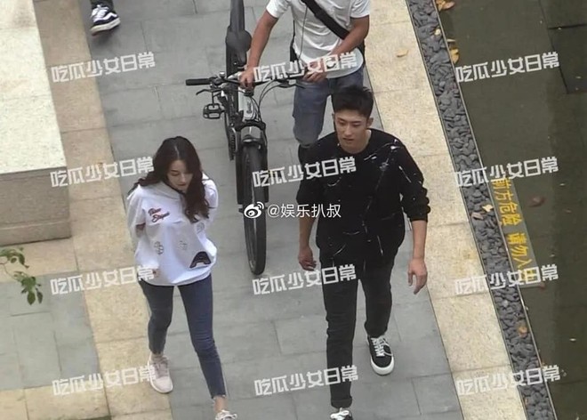 C&ugrave;ng bị chụp l&eacute;n tr&ecirc;n trường quay, Dương Tử th&ecirc; thảm c&ograve;n Địch Lệ Nhiệt Ba lại xinh đẹp thế n&agrave;y? - Ảnh 7.