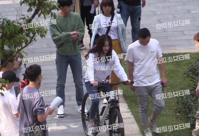 C&ugrave;ng bị chụp l&eacute;n tr&ecirc;n trường quay, Dương Tử th&ecirc; thảm c&ograve;n Địch Lệ Nhiệt Ba lại xinh đẹp thế n&agrave;y? - Ảnh 9.