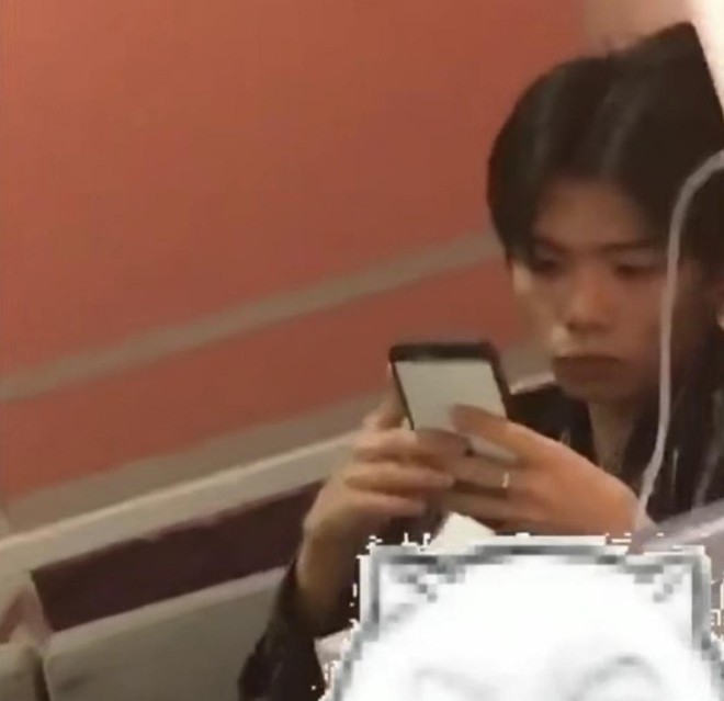 Đến nam thần c&ograve;n bị b&oacute;c mẽ nhan sắc thật, quả nhi&ecirc;n về khoản sống ảo c&aacute;c thanh ni&ecirc;n kh&ocirc;ng hề thua chị k&eacute;m em - Ảnh 2.