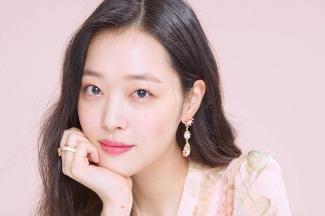 Sulli đã trải qua quãng thời gian đau khổ trước khi tự tử, làm sao để những người trầm cảm không gặp phải trường hợp tương tự? - Ảnh 2.