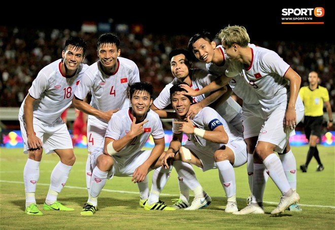 Duy Mạnh ăn mừng đầy cảm xúc khi có bàn thắng đầu tiên trong màu áo Đội tuyển Quốc gia - Ảnh 8.
