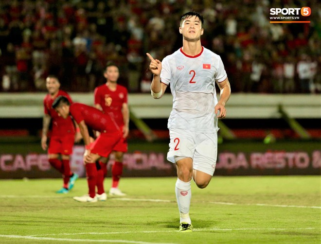 Duy Mạnh ăn mừng đầy cảm xúc khi có bàn thắng đầu tiên trong màu áo Đội tuyển Quốc gia - Ảnh 1.