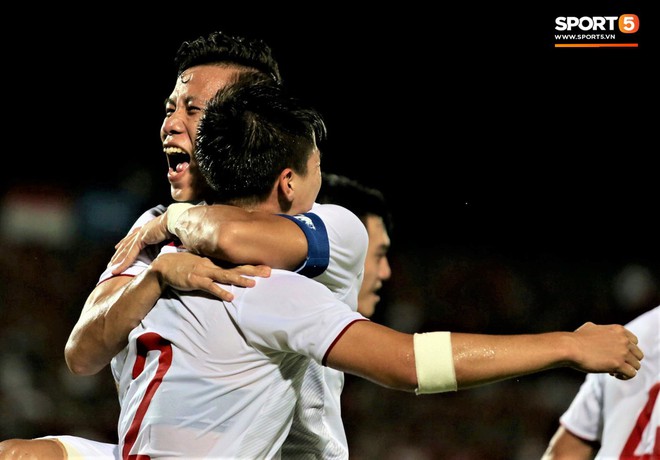Duy Mạnh ăn mừng đầy cảm xúc khi có bàn thắng đầu tiên trong màu áo Đội tuyển Quốc gia - Ảnh 3.