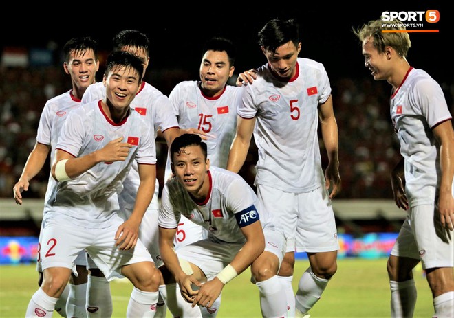 Duy Mạnh ăn mừng đầy cảm xúc khi có bàn thắng đầu tiên trong màu áo Đội tuyển Quốc gia - Ảnh 7.