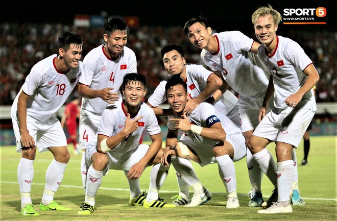 Duy Mạnh ăn mừng đầy cảm xúc khi có bàn thắng đầu tiên trong màu áo Đội tuyển Quốc gia - Ảnh 9.