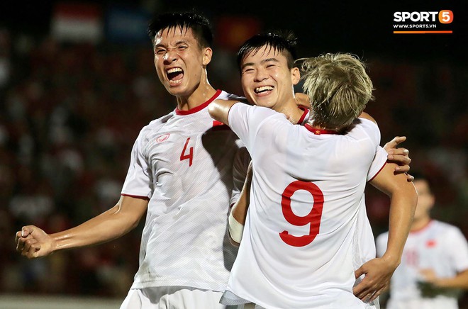 Duy Mạnh ăn mừng đầy cảm xúc khi có bàn thắng đầu tiên trong màu áo Đội tuyển Quốc gia - Ảnh 5.
