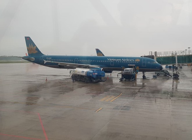 Máy bay của Vietnam Airlines 2 lần hạ cánh xuống Sân bay Đà Nẵng không được vì thời tiết xấu - Ảnh 1.