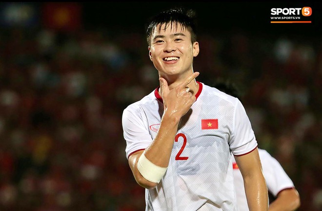 Duy Mạnh ăn mừng đầy cảm xúc khi có bàn thắng đầu tiên trong màu áo Đội tuyển Quốc gia - Ảnh 2.