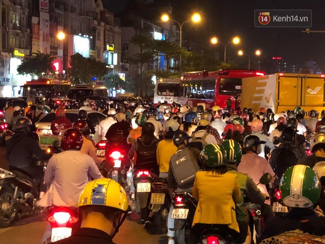 Tình yêu bóng đá cuồng nhiệt của CĐV Việt Nam: Tắc đường không kịp về nhà cổ vũ ĐT Việt Nam, nhiều người hâm mộ liền theo dõi ngay trên yên xe máy - Ảnh 1.