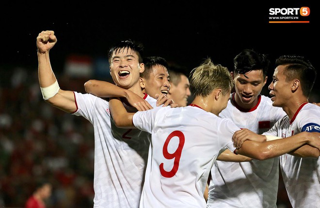 Duy Mạnh ăn mừng đầy cảm xúc khi có bàn thắng đầu tiên trong màu áo Đội tuyển Quốc gia - Ảnh 6.