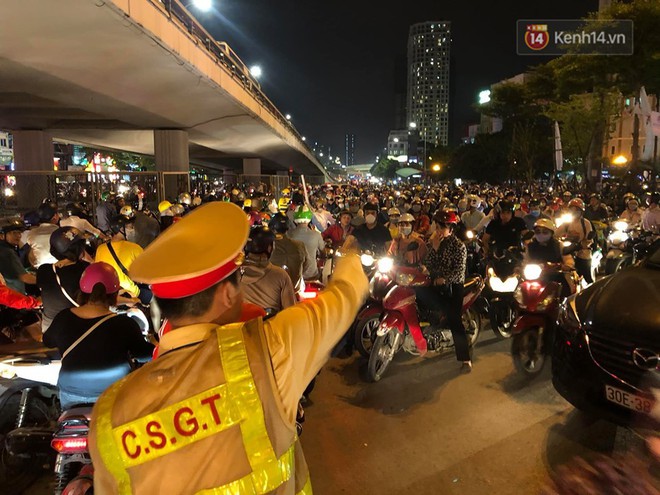 Tình yêu bóng đá cuồng nhiệt của CĐV Việt Nam: Tắc đường không kịp về nhà cổ vũ ĐT Việt Nam, nhiều người hâm mộ liền theo dõi ngay trên yên xe máy - Ảnh 2.