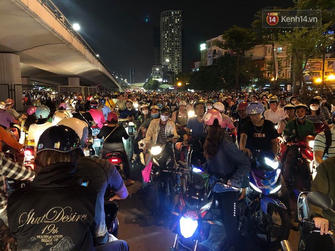 Tình yêu bóng đá cuồng nhiệt của CĐV Việt Nam: Tắc đường không kịp về nhà cổ vũ ĐT Việt Nam, nhiều người hâm mộ liền theo dõi ngay trên yên xe máy - Ảnh 3.