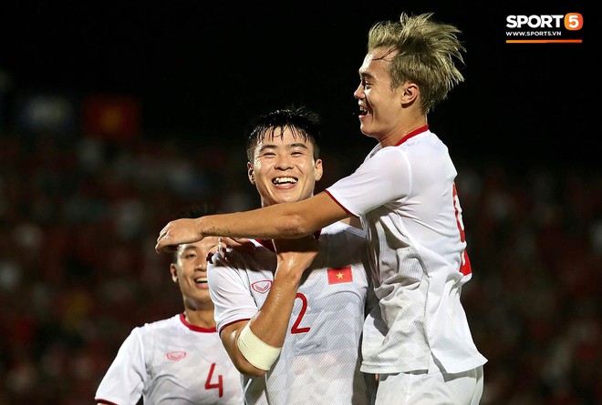 Duy Mạnh ăn mừng đầy cảm xúc khi có bàn thắng đầu tiên trong màu áo Đội tuyển Quốc gia - Ảnh 4.