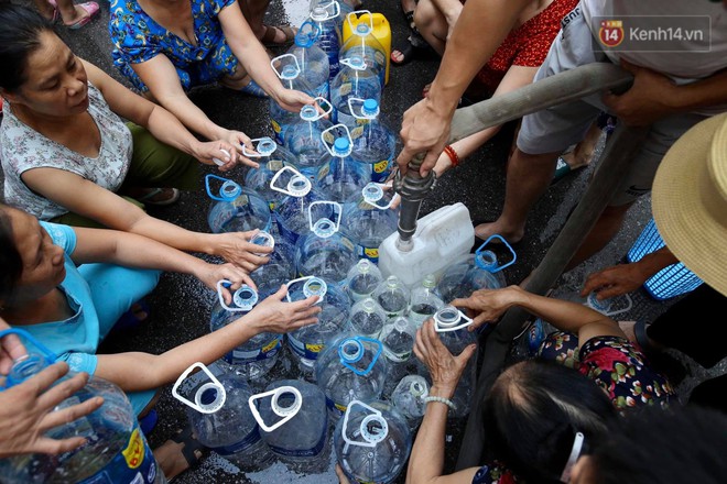 Hà Nội khuyến cáo người dân không sử dụng nguồn nước sông Đà để ăn uống - Ảnh 2.