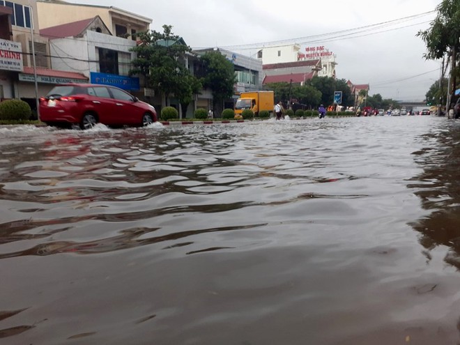 Mưa kéo dài, TP Vinh “thất thủ” ngập chìm trong biển nước - Ảnh 1.