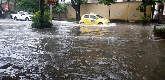 Mưa kéo dài, TP Vinh “thất thủ” ngập chìm trong biển nước - Ảnh 3.