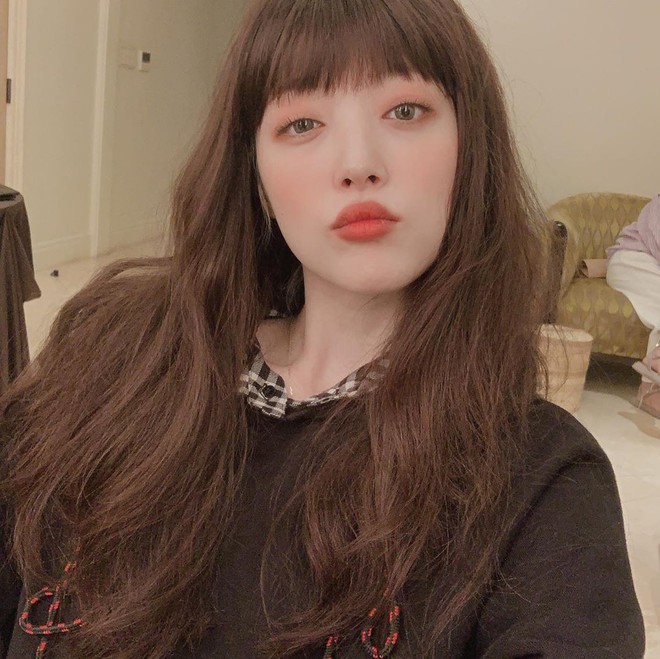 Sulli đúng là nhan sắc độc nhất vô nhị của Kpop: Không kiểu tóc nào có thể dìm, còn biến 2 kiểu khó thẩm thấu thành hot trend - Ảnh 1.