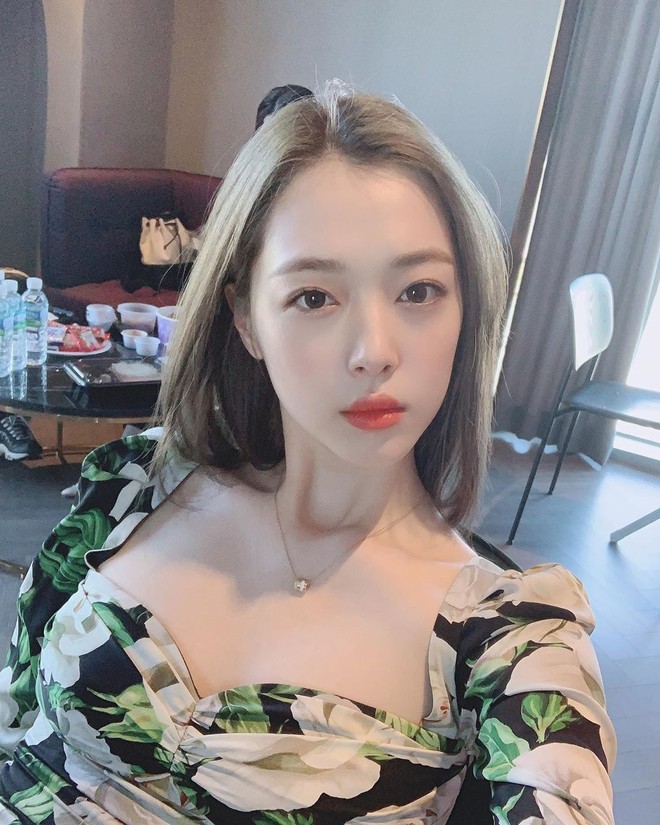 Sulli đúng là nhan sắc độc nhất vô nhị của Kpop: Không kiểu tóc nào có thể dìm, còn biến 2 kiểu khó thẩm thấu thành hot trend - Ảnh 2.