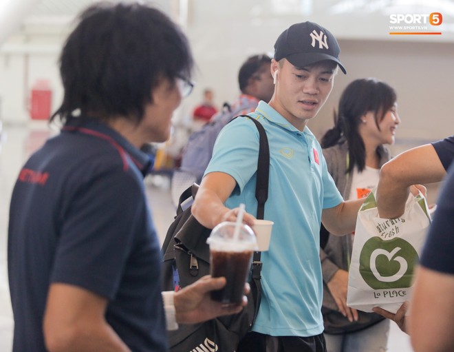 HLV Park Hang-seo nhờ Văn Toàn mua cà phê, hứa trả tiền đầy hài hước ở sân bay Bali - Ảnh 5.