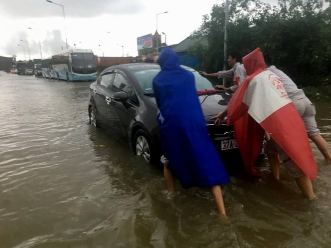 TP Vinh ngập cả mét nước, công an phải dùng xuồng giải cứu xe chết máy trên đường phố - Ảnh 3.