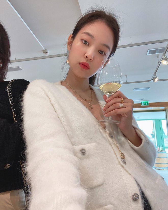 T&oacute;c con, t&oacute;c chỉa chẳng trừ một ai: đến mỹ nh&acirc;n tầm cỡ như Jennie, Taeyeon cũng phải chịu trận đ&aacute;m t&oacute;c lơ thơ tr&ecirc;n đỉnh đầu - Ảnh 1.
