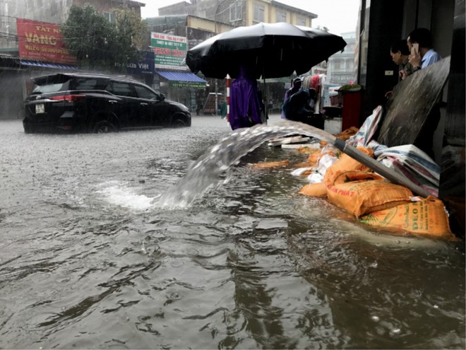 TP Vinh ngập cả mét nước, công an phải dùng xuồng giải cứu xe chết máy trên đường phố - Ảnh 5.