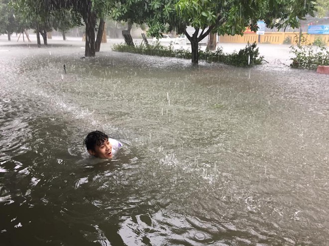 Mưa lớn gây ngập úng ở thành phố Vinh và những người vui nhất là đám học sinh sinh viên, ai cũng thi nhau bơi lội  - Ảnh 7.