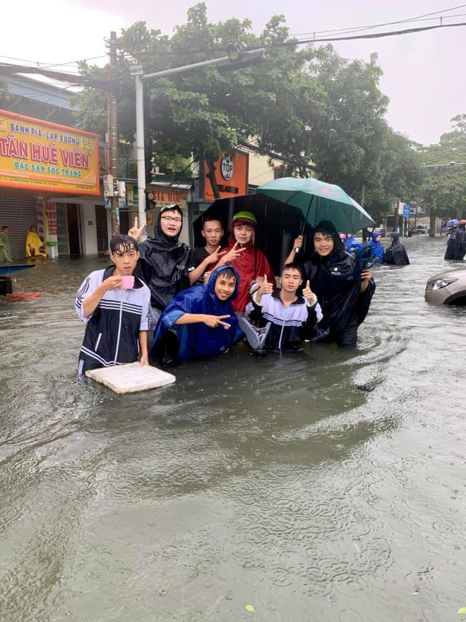 Mưa lớn gây ngập úng ở thành phố Vinh và những người vui nhất là đám học sinh sinh viên, ai cũng thi nhau bơi lội  - Ảnh 6.