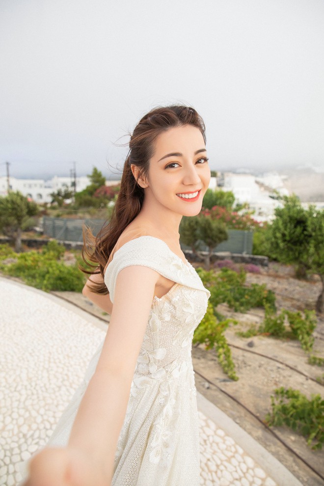 Ch&ugrave;m ảnh g&acirc;y xao xuyến: Địch Lệ Nhiệt Ba đẹp nao l&ograve;ng, e ấp khoe v&ograve;ng một n&oacute;ng bỏng khi diện v&aacute;y cưới tại trời T&acirc;y - Ảnh 1.