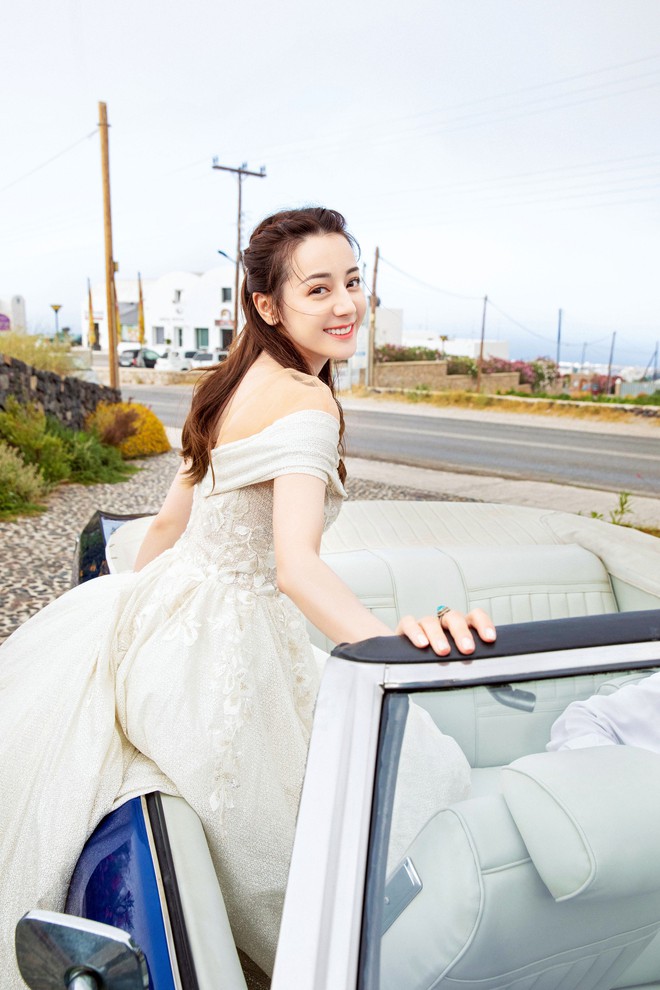 Ch&ugrave;m ảnh g&acirc;y xao xuyến: Địch Lệ Nhiệt Ba đẹp nao l&ograve;ng, e ấp khoe v&ograve;ng một n&oacute;ng bỏng khi diện v&aacute;y cưới tại trời T&acirc;y - Ảnh 2.