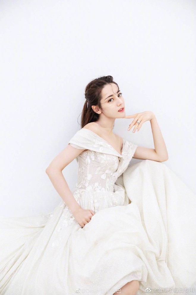 Ch&ugrave;m ảnh g&acirc;y xao xuyến: Địch Lệ Nhiệt Ba đẹp nao l&ograve;ng, e ấp khoe v&ograve;ng một n&oacute;ng bỏng khi diện v&aacute;y cưới tại trời T&acirc;y - Ảnh 7.